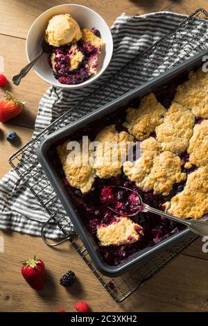 Bacca Cobbler fatta in casa con gelato pronto a mangiare Foto Stock