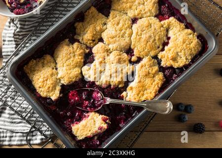 Bacca Cobbler fatta in casa con gelato pronto a mangiare Foto Stock