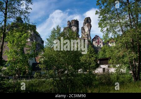 Il villaggio di roccia Tüchersfeld nella Svizzera Franconia con le case a graticcio. Foto Stock