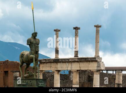 Statua Centaur dell'artista polacco Igor Mitoraj al Forum di Pompei, Italia Foto Stock