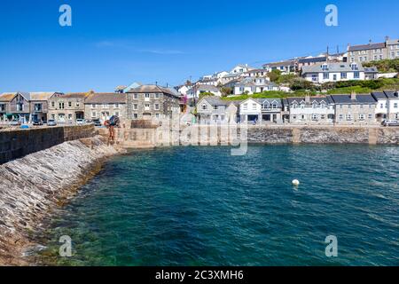 Il porto esterno di Porthleven Cornwall in una bella giornata di sole. Inghilterra Regno Unito Europa Foto Stock