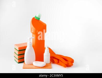 Bottiglie di plastica per il lavaggio di stoviglie, guanti e spugne su fondo bianco. Foto Stock