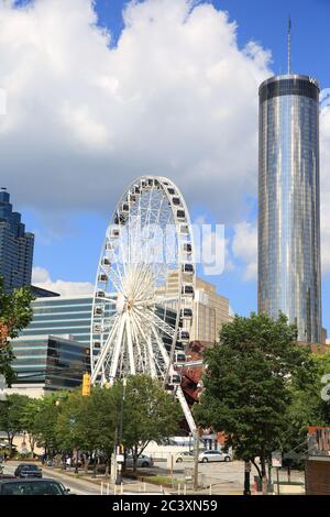 Atlanta, GA, USA - 18 agosto 2017: Ruota panoramica di Atlanta - ruota panoramica a 20 piani nel Centennial Park che offre viste panoramiche dal clima-contrasto Foto Stock