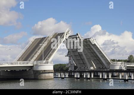 Il ponte a bastione sopra lo Schlei a Kappeln è aperto a metà Foto Stock