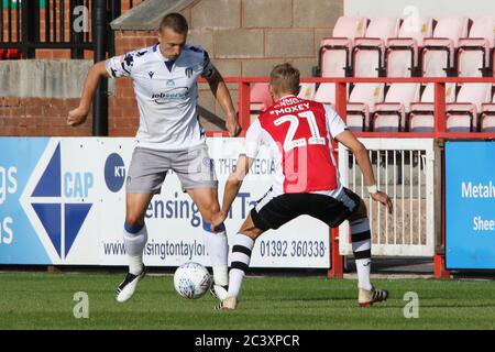 Exeter, Regno Unito. 22 Giugno 2020. Luke Norris di Colchester United affronta Dean Moxey di Exeter City durante la partita semifinale tra Exeter City e Colchester United a St James' Park, Exeter, Inghilterra, il 22 giugno 2020. Foto di Dave Peters. Solo per uso editoriale, licenza richiesta per uso commerciale. Nessun utilizzo nelle scommesse, nei giochi o nelle pubblicazioni di un singolo club/campionato/giocatore. Credit: UK Sports Pics Ltd/Alamy Live News Foto Stock