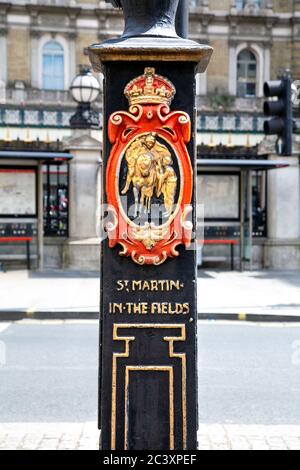 St Martin in the Fields ornamento lampione, St Martin ha mostrato come un ufficiale romano del quarto secolo a cavallo condividendo il suo mantello con un mendicante, Londra, Regno Unito Foto Stock