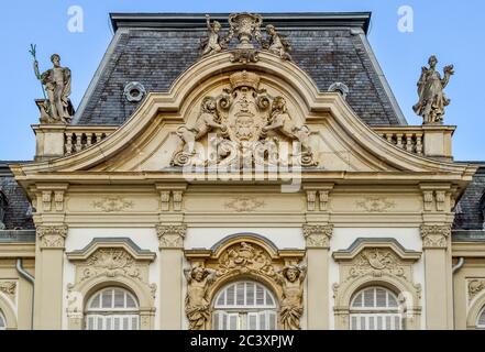 Foto in primo piano della facciata del ricco castello barocco `Festetics` di Keszthely, Ungheria con cielo blu chiaro Foto Stock