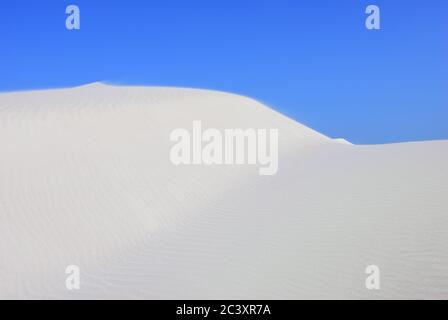 Grandi dune di sabbia bianca alla spiaggia di Aomak al tramonto, isola di Socotra, Yemen. L'area protetta di Aomak spiaggia, Golfo di Aden, Mare Arabico, centro di unico b Foto Stock