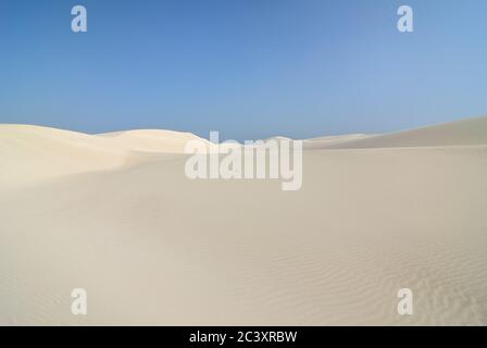 Grandi dune di sabbia bianca alla spiaggia di Aomak al tramonto, isola di Socotra, Yemen. L'area protetta di Aomak spiaggia, Golfo di Aden, Mare Arabico, centro di unico b Foto Stock