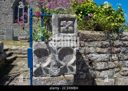 Sculture in pietra della porta della chiesa di San Paolo, Ludgvan, Cornovaglia UK Foto Stock