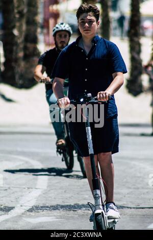 Tel Aviv Israele 15 luglio 2019 Vista di persone israeliane sconosciute che rotolano con uno scooter elettrico nelle strade di Tel Aviv nel pomeriggio Foto Stock