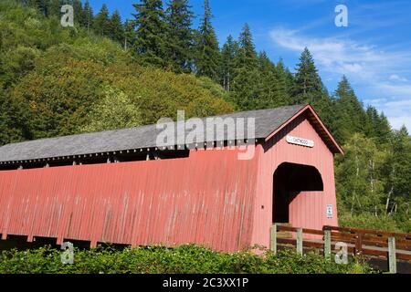 Chitwood coperto ponte sul fiume Yaquina nella contea di Lincoln, vicino a Newport Foto Stock