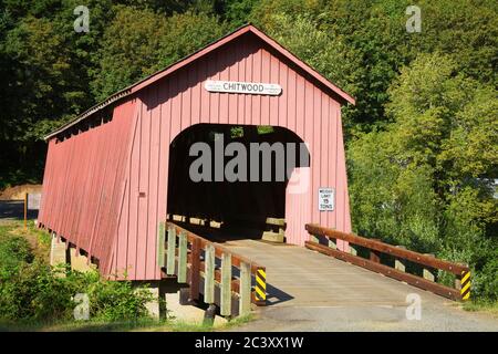 Chitwood coperto ponte sul fiume Yaquina nella contea di Lincoln, vicino a Newport Foto Stock