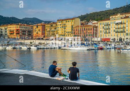 Picnic sul quayside a Port de Nice Lympia, Costa Azzurra, Provenza-Alpi-Côte Azzurra, Francia Foto Stock