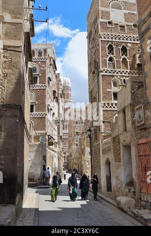 Sanaa, Yemen - 6 marzo 2010: Strada tipica nella città vecchia di Sanaa. Abitato per più di 2500 anni ad un'altitudine di 2.200 m, la Città Vecchia di Sanaa Foto Stock