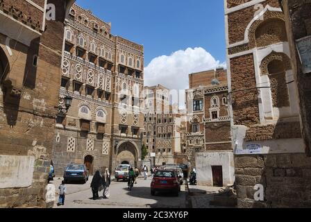 Sanaa, Yemen - 6 marzo 2010: Strada tipica nella città vecchia di Sanaa. Abitato per più di 2500 anni ad un'altitudine di 2.200 m, la Città Vecchia di Sanaa Foto Stock