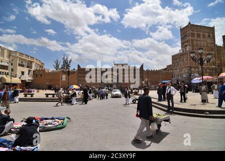 Sanaa, Yemen - 6 marzo 2010: Piazza di fronte alla porta della città antica. Abitato per più di 2500 anni ad un'altitudine di 2.200 m, la Città Vecchia di Foto Stock