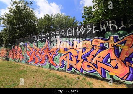 Dipinti di Graffiti sulla parete della East Side Gallery di Berlino, Germania Foto Stock