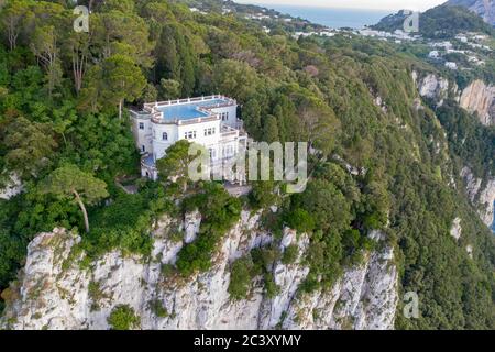 Veduta aerea di Villa Lysis / Fersen al tramonto, immersa nella vegetazione Foto Stock