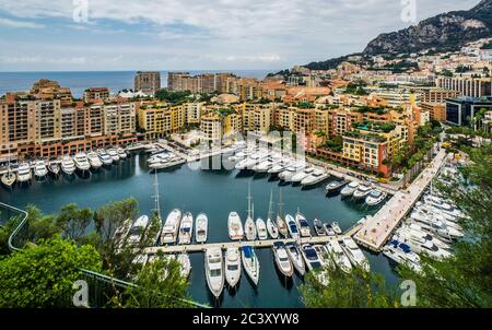 Vista di Fontvieille e del suo nuovo porto yacht, il più a sud di Monaco, costruito quasi interamente su terra ricostruita artificialmente e quindi re Foto Stock