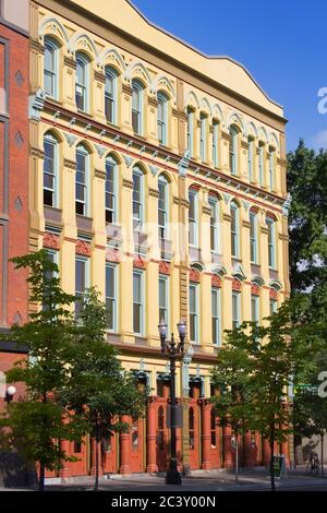 Edificio storico sulla parte anteriore Avenue nel quartiere della Citta' Vecchia ofPortland, Oregon, Stati Uniti d'America Foto Stock