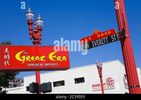 Segni di strada nel quartiere Chinatown di Portland, Oregon, Stati Uniti d'America Foto Stock