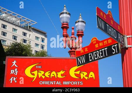 Segni di strada nel quartiere Chinatown di Portland, Oregon, Stati Uniti d'America Foto Stock