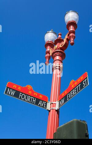 Segni di strada nel quartiere Chinatown di Portland, Oregon, Stati Uniti d'America Foto Stock