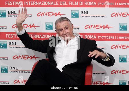 22 giugno 2020: FILE: JOEL SCHUMACHER, un regista eclettico la cui carriera variava da un paio di film di Batman divisivi a 'St. Elmo's Fire''' morì lunedì dopo una battaglia di un anno con il cancro, un rappresentante di Schumacher ha detto alla CNN. Aveva 80 anni. FOTO: 3 novembre 2011, Roma, Italia: Il regista americano JOEL SCHUMACHER fotocellula al Festival del Cinema di Roma 2011. (Credit Image: © Evandro Inetti/ZUMAPRESS.com) Foto Stock