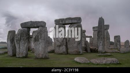 Stonehenge in una giornata nuvolosa a Salisbury, Regno Unito. Foto Stock