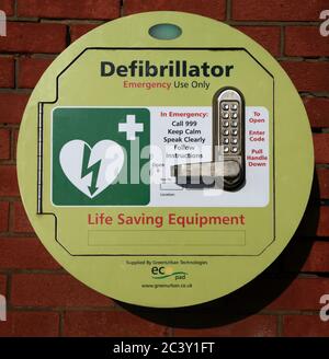 Defibrillatore, uso pubblico, Hunstanton Sailing Club, Norfolk, Inghilterra Foto Stock