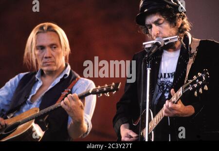 Bob Dylan in concerto al 'RUISROCK' di Turku, Finlandia 1990 con G C Smith Foto Stock