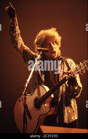 Bob Dylan si esibisce presso la Wembley Arena il 14 ottobre 1987 Foto Stock