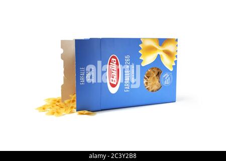 CHISINAU, MOLDOVA - 1 giugno 2020: Barilla Farfalle Nr 265. Pasta italiana in una scatola isolata su sfondo bianco. Barilla è un'azienda alimentare italiana, fo Foto Stock