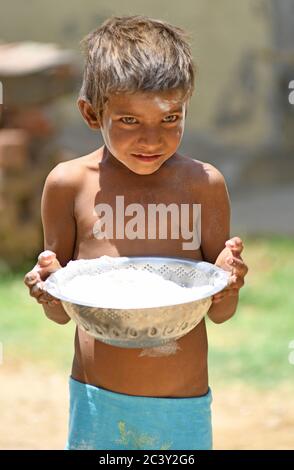 Beawar, India. 21 Giugno 2020. Un bambino povero sorride dopo aver ottenuto la farina in una zona di baraccopoli, in mezzo al blocco COVID-19 in corso a livello nazionale, alla periferia di Beawar. (Foto di Sumit Saraswat/Pacific Press) Credit: Pacific Press Agency/Alamy Live News Foto Stock