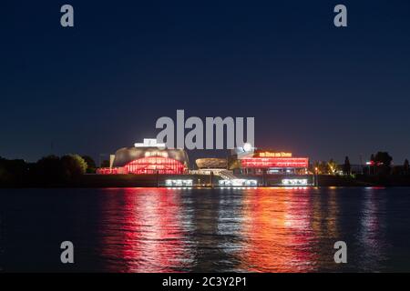 Amburgo, Germania. 22 Giugno 2020. Il Teatro an der Elba (l) e il Teatro im Hafen sono illuminati in rosso come parte della campagna "Notte della luce". Con memoriali illuminati, l'industria della manifestazione ha sottolineato la sua situazione nella crisi di Corona in serata. Credit: Daniel Reinhardt/dpa/Alamy Live News Foto Stock