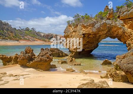 Arco di pietra calcarea al tramonto di Stacky su Flinders Island Foto Stock