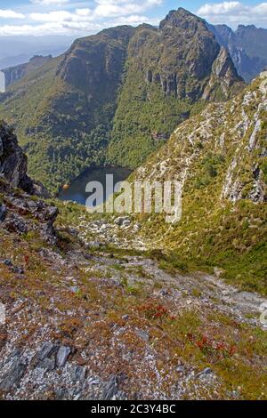 Vista sul lago Tahune dalle pendici del Frenchmans Cap Foto Stock