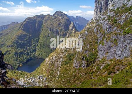 Vista sul lago Tahune dalle pendici del Frenchmans Cap Foto Stock