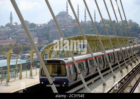 Turchia Istanbul Golden Horn Metro Bridge stazione Halic M2 Foto Stock