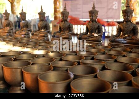 Chiang mai Thailandia - Tempio Suan Dok alms bocce Foto Stock