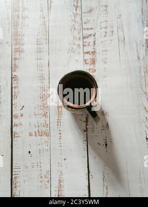 tazza di caffè in stile messicano su tavolo di legno bianco vintage Foto Stock