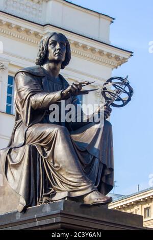 La Statua dell'astronomo Nicolaus Copernico a Varsavia, Polonia, che ha formulato un modello dell'universo che ha posto il Sole piuttosto che la Terra Foto Stock