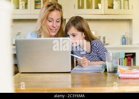 Madre e figlia guardando al laptop Foto Stock