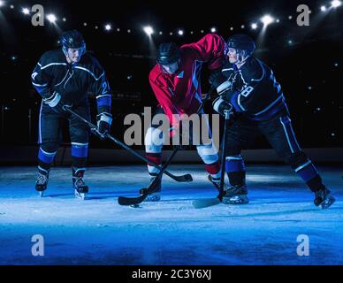 Giocatori di Hockey che lottano per il puk Foto Stock