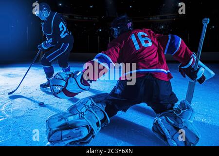 Goalie Hockey in posizione difensiva contro la marcia avanti Foto Stock