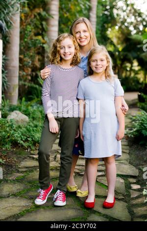 Ritratto di madre con figlie (8-9, 12-13) Foto Stock