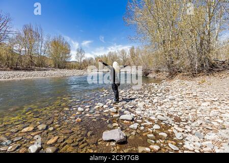 USA, Idaho, Bellevue, Senior woman sulla riva del fiume Foto Stock