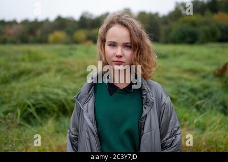 Russia, Omsk, Ritratto della ragazza adolescente in prato Foto Stock