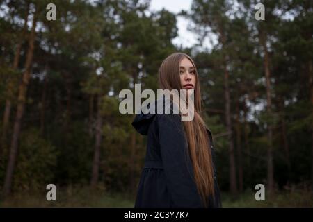 Russia, Omsk, Ritratto di giovane donna nella foresta Foto Stock